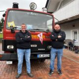 Marcel Knappe und Thore Aschmann vor ihrem umgebauten Feuerwehr-Oldtimer