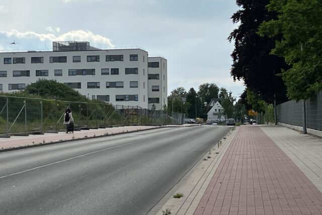 Am Geh- und Radweg an der Viktoriastraße führt der Blick in Richtung Jobcenter