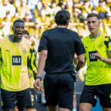 Nico Schlotterbeck und Serhou Guirassy im Gespräch mit dem Schiedsrichter.