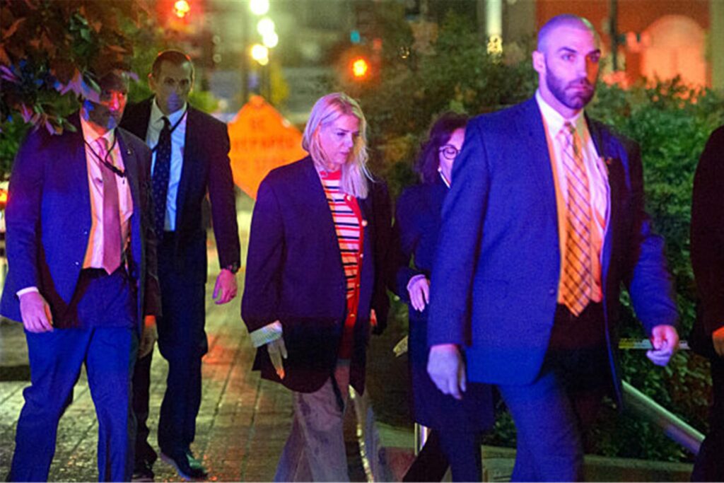 Generalstaatsanwältin Pam Bondi (M) geht zu ihrem Auto, während die Polizei den Tatort untersucht, Generalstaatsanwältin Pam Bondi (M) geht zu ihrem Auto, während die Polizei den Tatort untersucht,