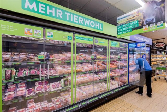 Fleischwaren liegen bei ALDI SÜD in Kühlschränken nach Haltungsform sortiert.