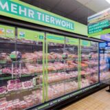 Fleischwaren liegen bei ALDI SÜD in Kühlschränken nach Haltungsform sortiert.