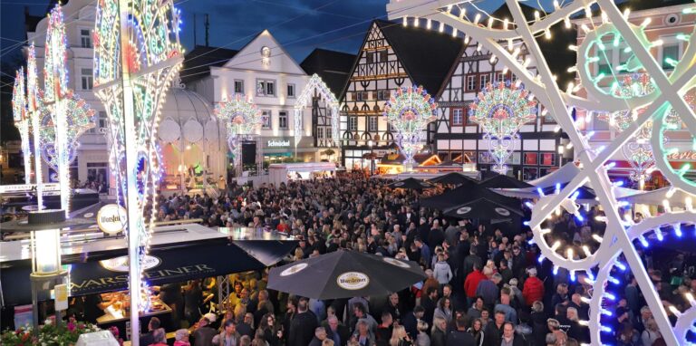 Die vielen Lichtinstallationen der Festa sorgen für eine ganz besondere Atmosphäre.