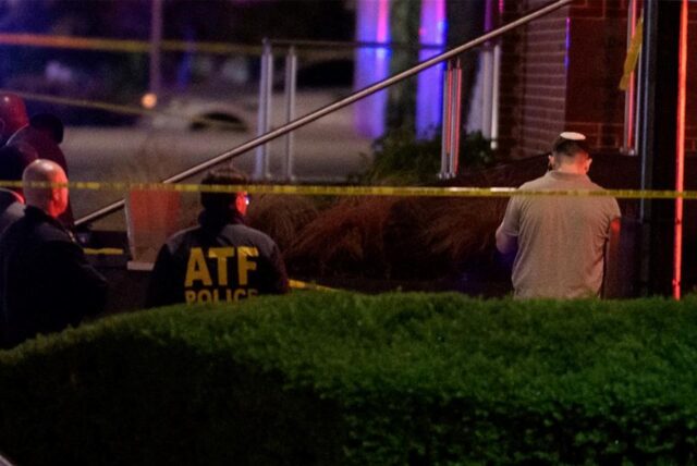 Die Strafverfolgungsbehörden arbeiten am Tatort, nachdem zwei Mitarbeiter der israelischen Botschaft in Washington vor dem Capital Jewish Museum getötet wurden.
