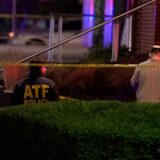 Die Strafverfolgungsbehörden arbeiten am Tatort, nachdem zwei Mitarbeiter der israelischen Botschaft in Washington vor dem Capital Jewish Museum getötet wurden.