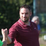 Marcel Michl gibt Martin Klingenberg die Faust zur Begrüßung.