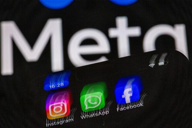 Ein Smartphone mit den App-Symbolen von Instagram, WhatsApp und Facebook.