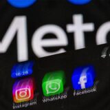 Ein Smartphone mit den App-Symbolen von Instagram, WhatsApp und Facebook.