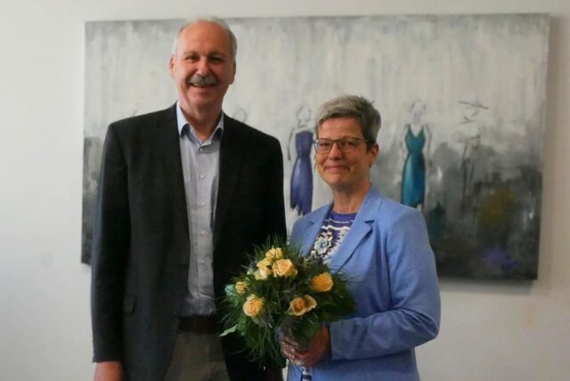 Martin Wiggermann, Vorsitzender der Trägerversammlung, steht neben Daniela Tomczak , künftige Geschäftsführerin des Jobcenters Kreis Unna.