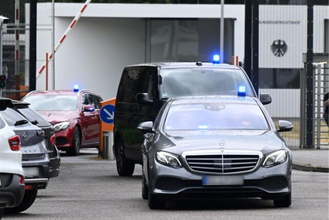 Ein Fahrzeug mit Blaulicht auf dem Dach fährt auf dem Gelände des Bundesgerichtshofes.
