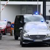 Ein Fahrzeug mit Blaulicht auf dem Dach fährt auf dem Gelände des Bundesgerichtshofes.