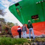 Ein Containerschiff ist in einem norwegischen Fjord kurz vor einem Haus am Wasser zum Stehen gekommen.