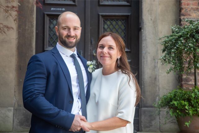 Annette (geborene Stolz) und Cord Göske haben auf Schloss Bladenhorst geheiratet.