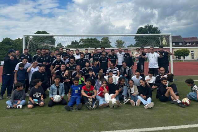So jubelt ein Aufsteiger: Die Mannschaft des MSC Holzwickede mit ihren Freunden und Fans.