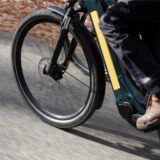Ein E-Bike rollt zügig über einen asphaltierten Weg.