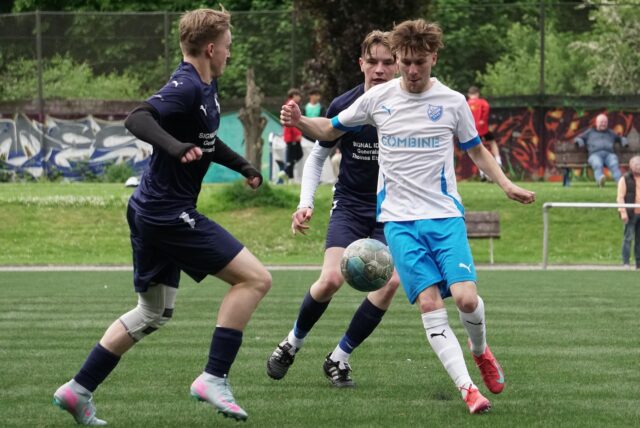 Spieler im Zweikampf.