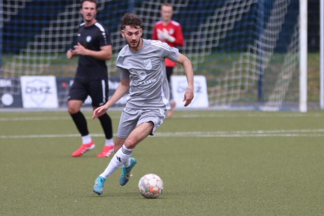 Spieler spielt den Ball.