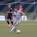Spieler spielt den Ball.