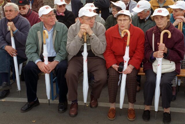 Ein Archivbild vom 28.10.1999 zeigt Ruheständler, die während einer Pause bei einer Rentnerdemonstration auf einer Bank in Berlin-Mitte Platz genommen haben.