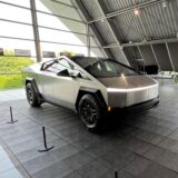 Zwei Besucher schauen sich den futuristisch wirkenden Cybertruck an. Der Elektro-Pickup steht vier Tage lang im Teslacenter Dortmund Holzwickede.