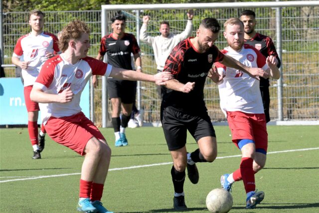 Duell um den Ball.