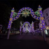 Bunte Lichterbögen der Festa Italiana 2025 leuchten bei einem Testlauf in der Unnaer Innenstadt