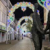 Bunte Lichter an Lichterbögen strahlen zur Festa Italiana 2025 in Unnas Innenstadt