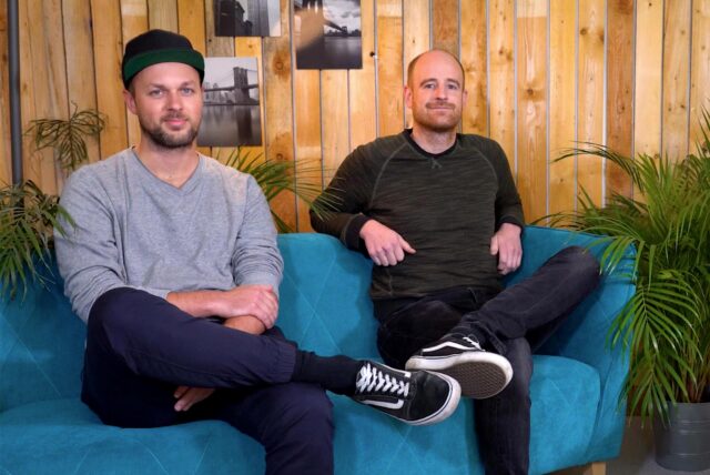 Kevin Kiesewetter (l.) und Jannis Jäger sitzen auf einer blauen Couch