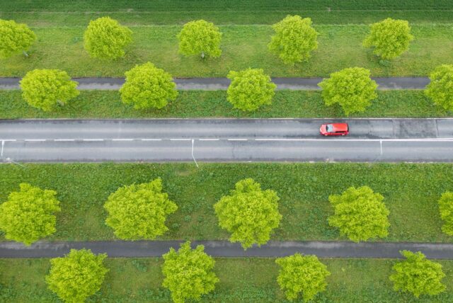 Ein Auto fährt über eine Landstraße