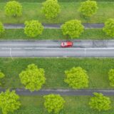 Ein Auto fährt über eine Landstraße