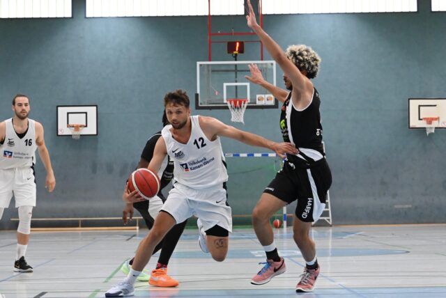 Ein Basketballspieler dribbelt den Ball.