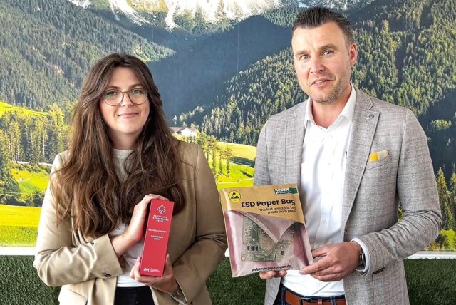 Dr. Laura Jahn und Geschäftsführer Dr. Carsten Schulze-Bentrop zeigen den deutschen Verpackungspreis und den ESD Paper Back, der ihnen den Preis gebracht hat.