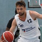 Ein Basketballspieler dribbelt den Ball.