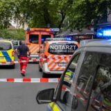 Rettungskräfte und Polizei stehen in Essen hinter Absperrungen mit Flatterband.