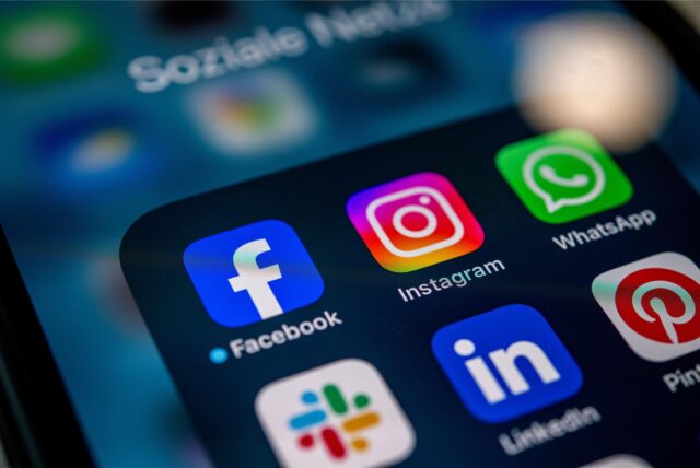 Auf einem Smartphone sind die Symbole von Facebook, Instagram und WhatsApp zu sehen.