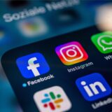 Auf einem Smartphone sind die Symbole von Facebook, Instagram und WhatsApp zu sehen.