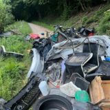 2,8 Tonnen Müll sperren den Wanderweg in Schwerte-Ergste zu.