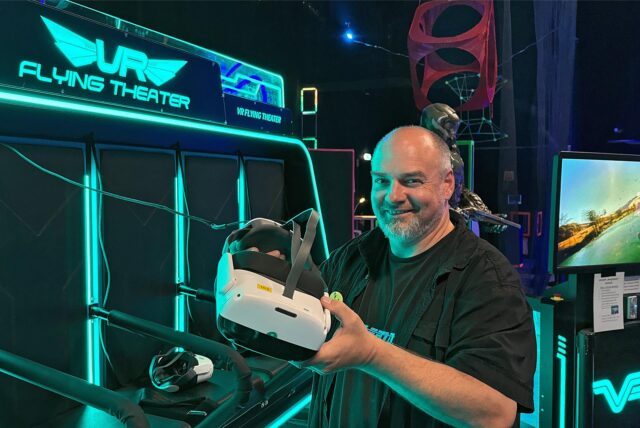 Markus Pohle, Inhaber der Lasermaxx-Halle in Unna, zeigt ein neues Gerät. In der Hand hält er eine VR-Brille