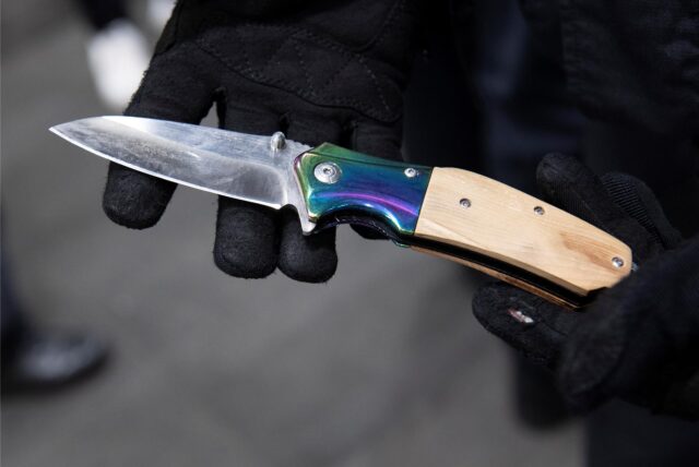 Symbolfoto: Ein Bundespolizist zeigt ein sichergestelltes Messer am Berliner Bahnhof Ostkreuz.
