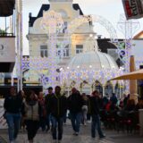Viele Menschen laufen beim Late-Night-Shopping durch die Unnaer Fußgängerzone. Im Hintergrund ist der beleuchtete Pavillon der Festa Italiana zu sehen.