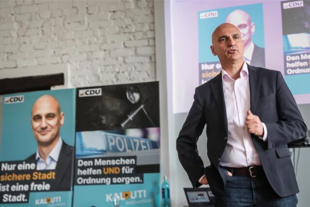 Sechs Parteivertreter um Alexander Kalouti halten Wahlplakate hoch