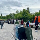 Menschen gehen über den Trödelmarkt an der Hildastraße in Dortmund.
