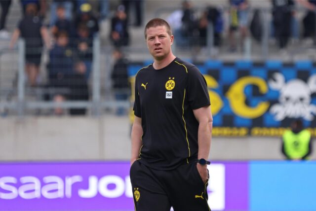 Mike Tullberg schaut zur Seite.