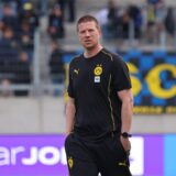 Mike Tullberg schaut zur Seite.
