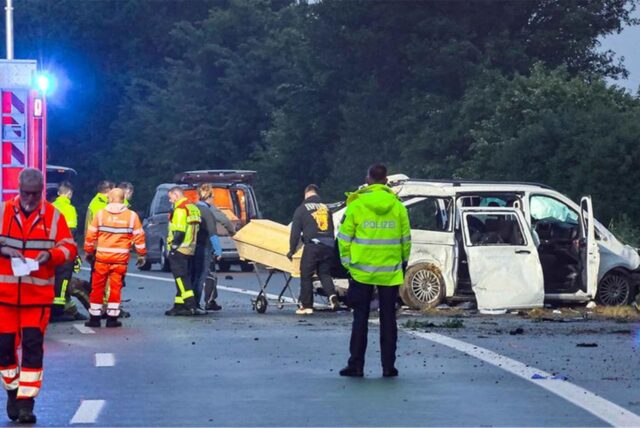 Rettungsdienste, Feuerwehr, Polizei und Bestatter arbeiten an einer Unfallstelle auf der Autobahn 48 (A48). Bei einem Unfall eines Kleinbusses auf der Autobahn 48 bei Koblenz sind in der Nacht mindestens drei Menschen tödlich verletzt worden.