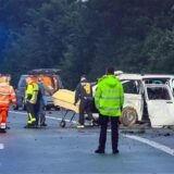 Rettungsdienste, Feuerwehr, Polizei und Bestatter arbeiten an einer Unfallstelle auf der Autobahn 48 (A48). Bei einem Unfall eines Kleinbusses auf der Autobahn 48 bei Koblenz sind in der Nacht mindestens drei Menschen tödlich verletzt worden.