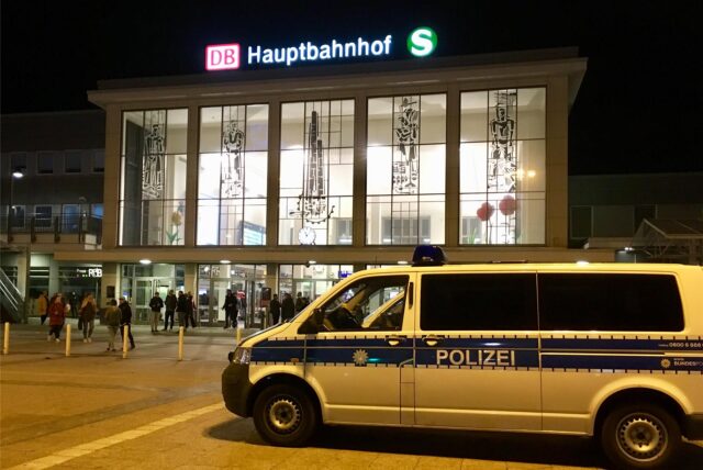 Ein Wagen der Bundespolizei steht vor dem Dortmunder Hauptbahnhof. (Archivbild)