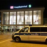 Ein Wagen der Bundespolizei steht vor dem Dortmunder Hauptbahnhof. (Archivbild)