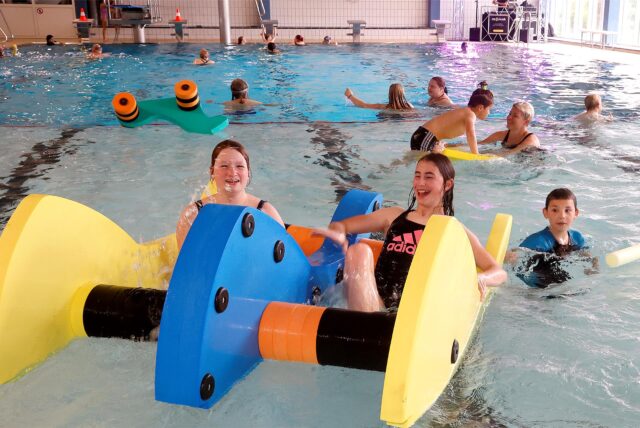 Besucher bei der Abschwimmparty im Hallenbad Bergkamen.