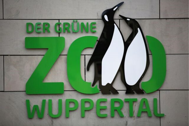 Ein Logo des Zoos Wuppertal. Rund 2.000 Tierschützer haben vor dem Wuppertaler Hauptbahnhof gegen Tierhaltung in Zoos, Delphinarien und anderen Freizeiteinrichtungen demonstriert.